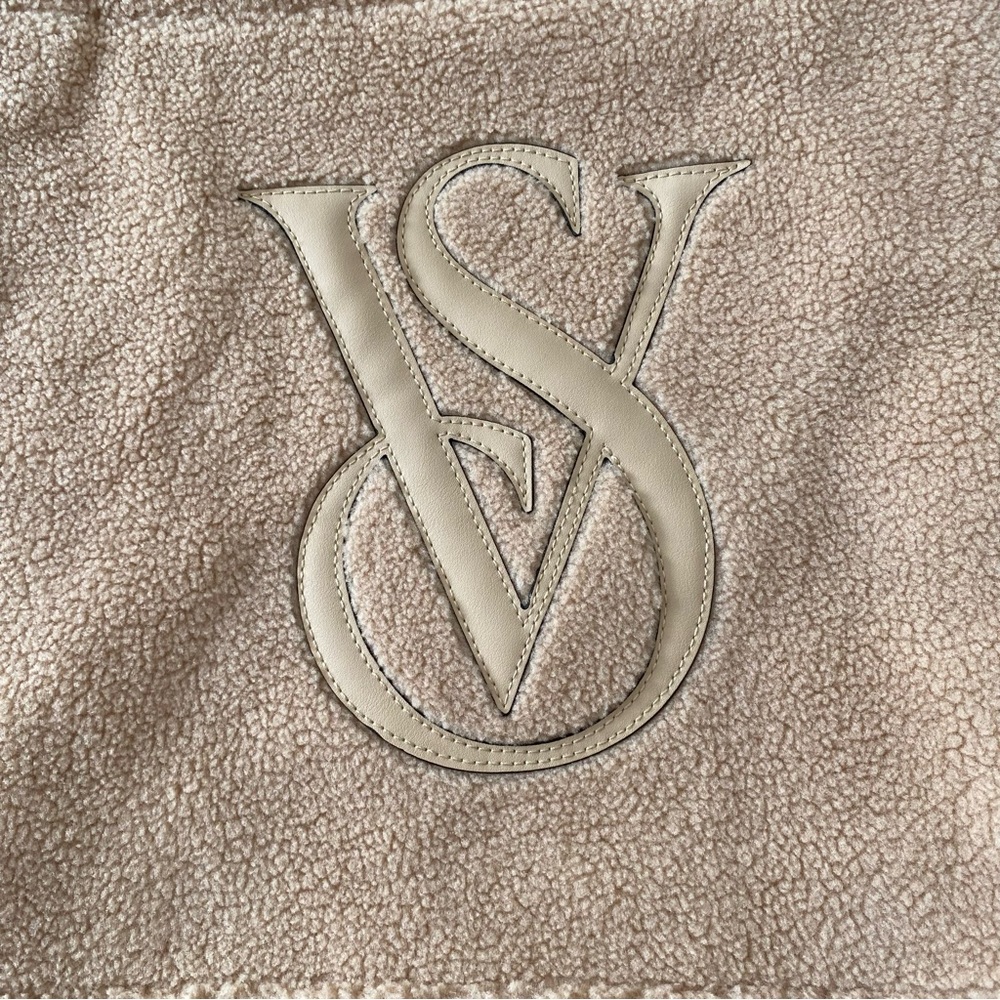 NWT Victoria’s Secrets Plush Fleece Tote - Picture 5 of 7